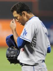 ３回に３失点し、ベンチに戻るドジャース黒田（共同）