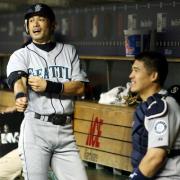 本塁打を放ったイチローはベンチに戻り笑顔を見せる。右は城島