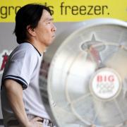 巨大な扇風機が回るベンチで試合を見つめる松井（撮影・蔦林史峰）