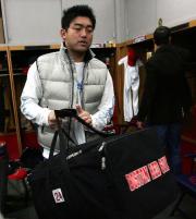 荷物を持ってロッカールームを後にする斎藤(撮影・蔦林史峰)