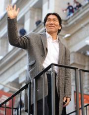 優勝パレードで沿道のファンに手を振る松井(撮影・菅敏)