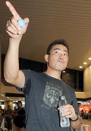 米国から帰国し成田空港で会見に臨んだ福留（撮影・小沢裕）