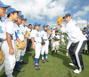 少年野球教室で巨人ラミレスのまねをするブレーブス川上