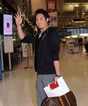 成田空港から、笑顔で渡米した五十嵐（撮影・小沢裕）