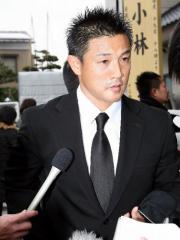小林繁さんの葬儀に参列した大塚晶則（撮影・田崎高広）