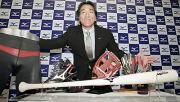 新型バットなどを前に自信あふれる表情を見せる松井(撮影・中島郁夫)