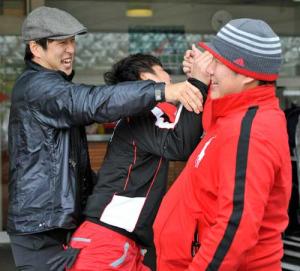スタート前、中島(左)は中村(右)、原と笑顔でタッチする