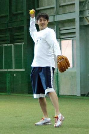 Kスタ宮城の室内練習場でキャッチボールを行う岩隈(撮影・古川真弥)