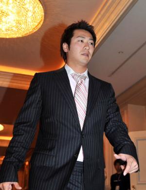 タテジマのスーツで阪神と入団交渉を行った西岡(撮影・上田博志)