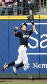 9年連続でゴールドグラブ賞に選ばれたマリナーズのイチロー(共同)