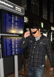 成田空港に到着した五十嵐は雪のため出発できずがっくり(撮影・小沢裕)