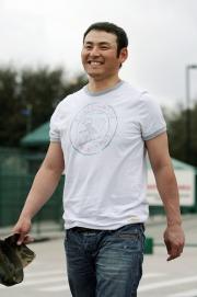 ２日目の練習を終え、笑顔で施設から引き揚げるブレーブス川上（共同）