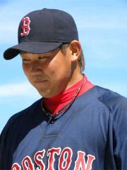 ブルペンで投げ終えた松坂は納得の表情で引き上げる（撮影・山内崇章）