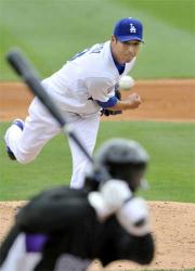 ロッキーズ戦に先発し、２回を２安打２失点のドジャース黒田（共同）