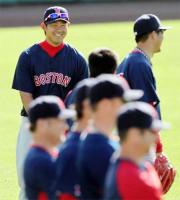 岡島(右奥)と談笑する、レッドソックス松坂(共同)