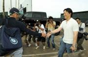 オープン戦で対戦後、握手をするイチローと松井(共同)