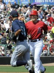 ２回終了後、声をかけ合うイチローと松井（共同）