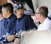 ブルワーズ戦のベンチでトレーナーと話すマリナーズ・イチロー（共同）
