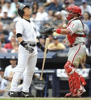 ９回、サヨナラのチャンスで空振り三振に倒れたヤンキース松井（共同）