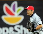独立記念日に向けた赤い帽子でプレーするイチロー(撮影・田崎高広)