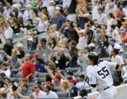 ２回に本塁打を放ち、声援を受け塁間を回るヤンキース松井（共同）