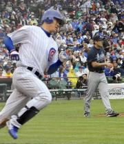 4回、福留(左)を右飛に仕留めたブレーブス川上(共同)