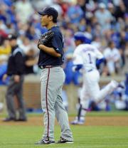 6回、福留(右)に本塁打を浴びたブレーブス川上(共同)