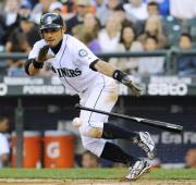 ３回、投前バント安打を決めるマリナーズ・イチロー（共同）