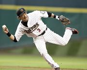 １回に、投ゴロを一塁へ送球しアウトにするアストロズ松井（ＡＰ＝共同）