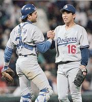 95年8月5日、9勝目の野茂(右)と握手するピアザ捕手(AP=共同)