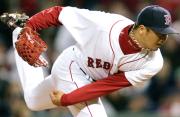 ロイヤルズ戦の８回、１安打２四球で降板したレッドソックス岡島（共同）