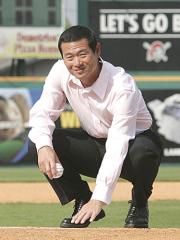タイガース戦終了後マウンドをなでるパイレーツ桑田（共同）