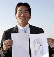 自ら描いた新婦の似顔絵（左）と兄が描いた似顔絵を見せる松井（共同）