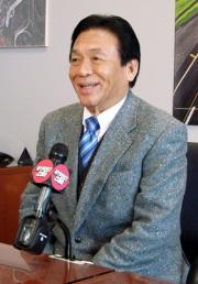 結婚式の様子などを語る、ヤンキース松井の父昌雄さん(共同)