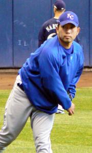 ３日ぶりに練習に参加し、キャッチボールを行うロイヤルズ野茂（共同）