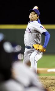 7回裏、メジャー初登板で力投するレンジャーズ福盛(撮影・鹿野芳博)