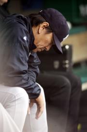ヤ軍松井は2戦連続で出番がなくベンチでうつむく(撮影・鹿野芳博)