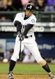 8回、三塁内野安打を放つマリナーズ・イチロー(共同)