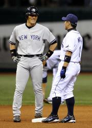 4回、二塁打を放った松井と話すレイズ岩村(共同)