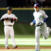 PLの先輩松井稼と、後輩の福留がテキサスで対戦(撮影・鹿野芳博)
