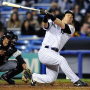 8回、空振り三振に倒れるヤンキース松井(共同)