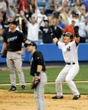 9回、ジアンビの代打逆転サヨナラ本塁打で喜ぶヤンキース松井(共同)