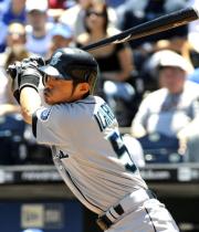 １回、中前打のマリナーズ・イチロー。３０００本安打までＭ１１（共同）