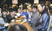 オールスター前日会見で、報道陣に囲まれるイチロー（右端）（共同）