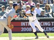 インディアンス戦8回、左直でこの試合無安打に終わったイチロー(共同)