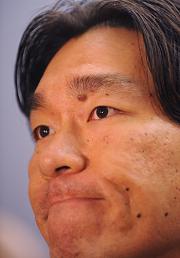 手術を回避し、記者の質問に答えるヤンキース松井(撮影・菅敏)