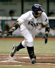 4回、中前に同点となる2点打を放つレイズ岩村(AP=共同)