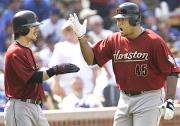 ７回、リー（右）の２ランで生還し喜ぶアストロズの松井稼（ＡＰ＝共同）