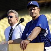 記者会見するドジャースのトーリ監督(右)(AP=共同)