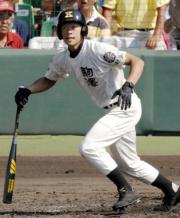 ０６年８月、青森山田戦で本塁打を放った駒大苫小牧の鷲谷外野手（共同）